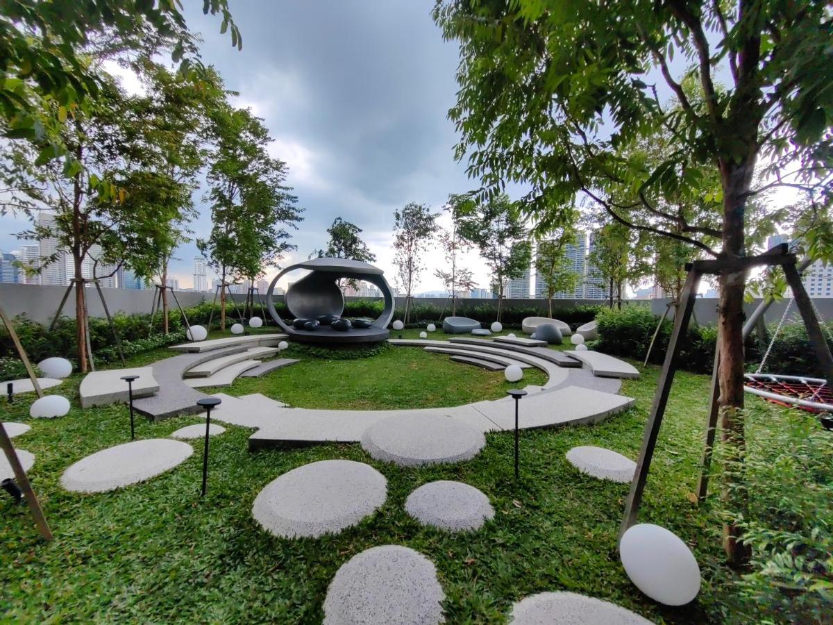 Scarletz Suites At Klcc By Veedu Hauz Kuala Lumpur Exterior photo